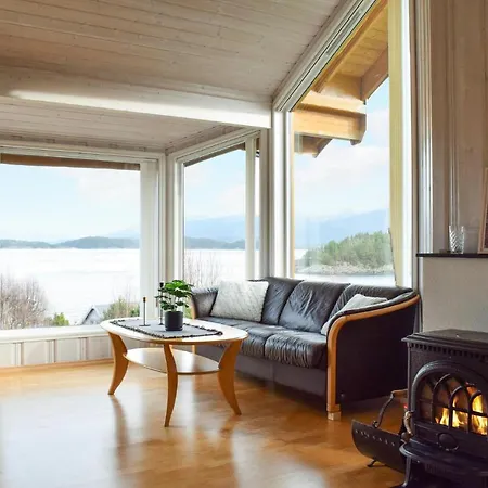 4 Bedroom Gorgeous In Bjoa Hébergement de vacances