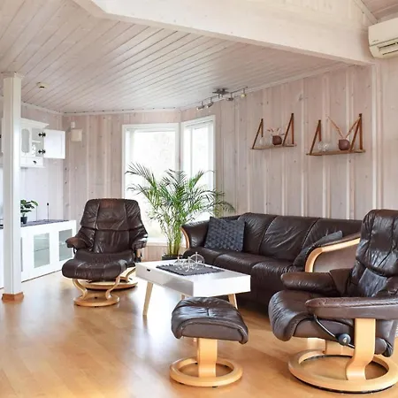 Hébergement de vacances 4 Bedroom Gorgeous In Bjoa Utbjoa