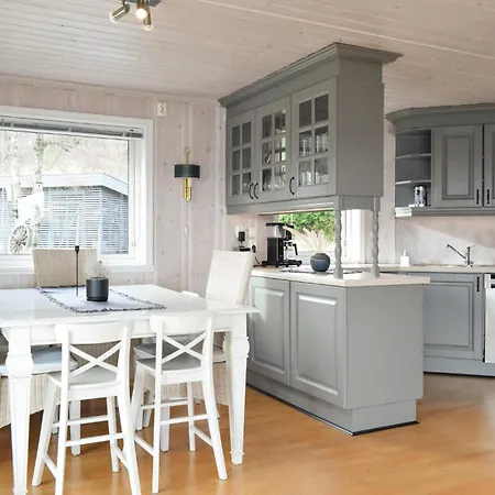4 Bedroom Gorgeous In Bjoa Hébergement de vacances